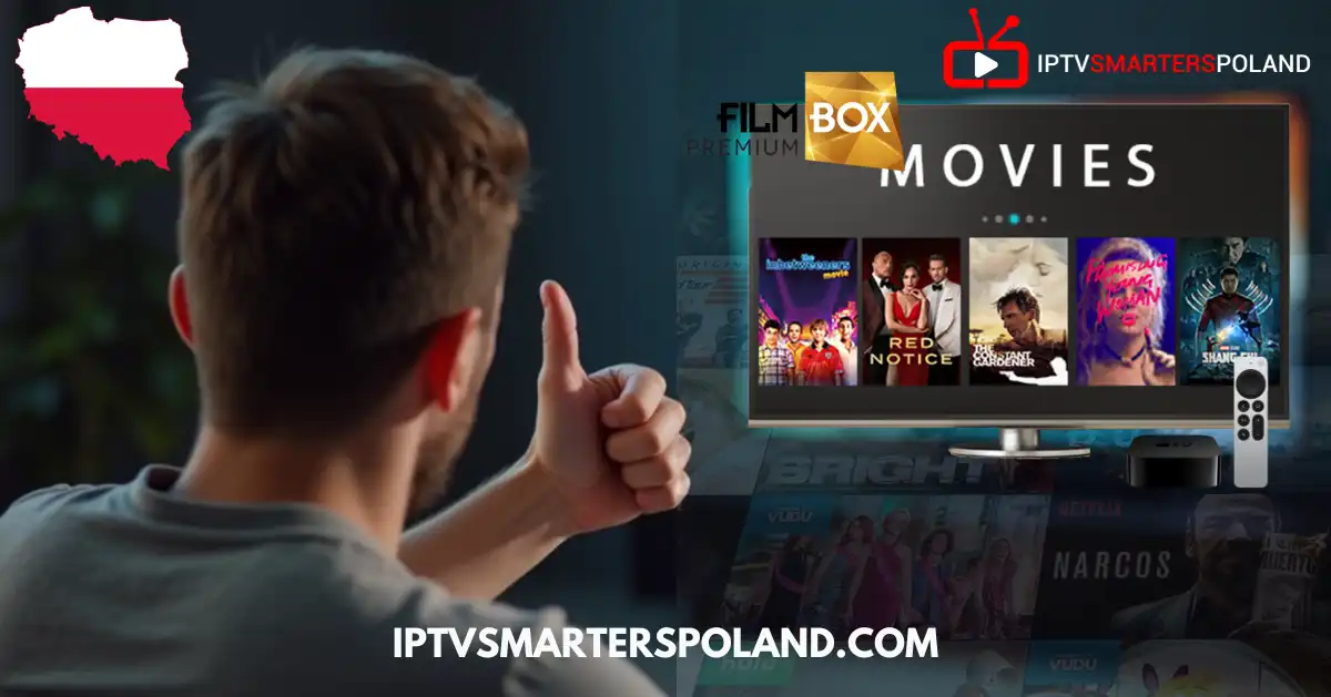 Mężczyzna pokazuje kciuk w górę, oglądając na smart TV popularne filmy z FilmBox, w tym takie tytuły jak Red Notice i Shang-Chi. Widzoczne jest logo IPTVSmartersPoland oraz różne urządzenia do streamingu, reprezentujące usługę IPTV Polska 2025.
